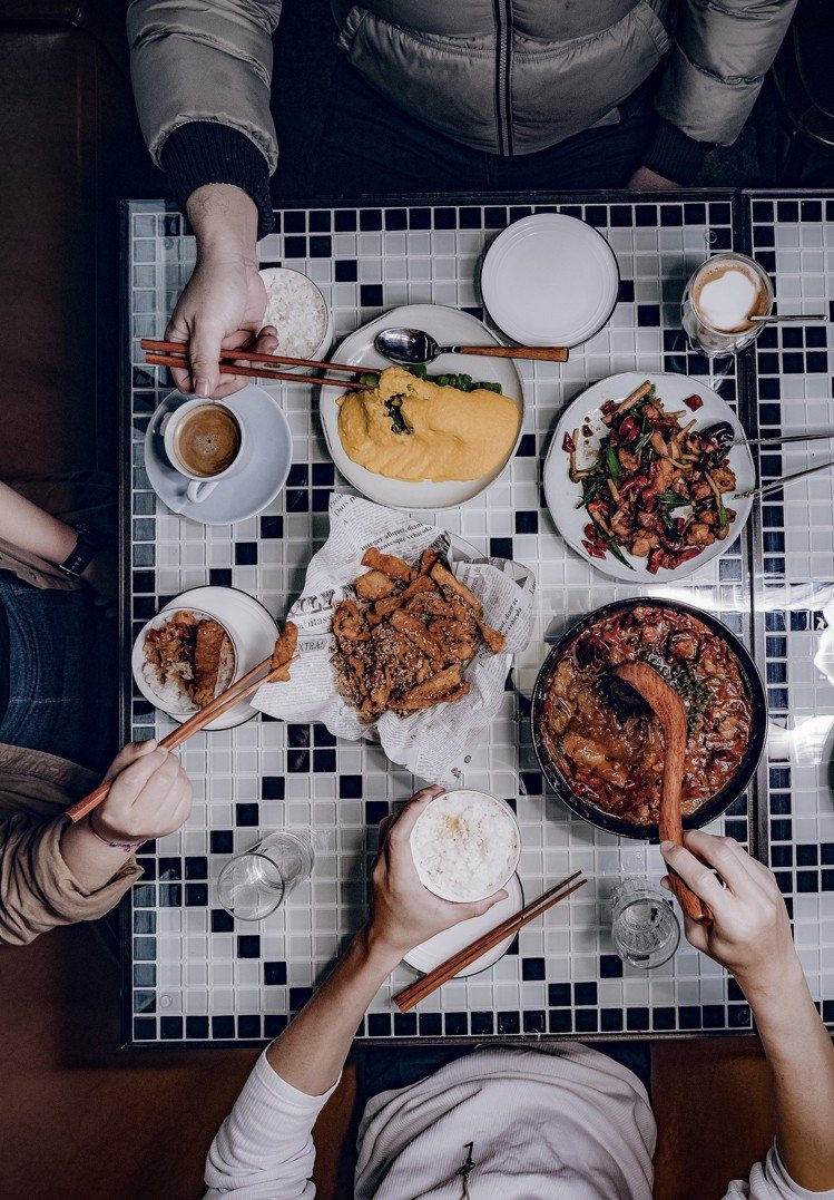 PACKIE川酒菜館用餐中，把同桌友人夾菜的手一起入鏡，更添照片的生活感。攝影／美味拍手
