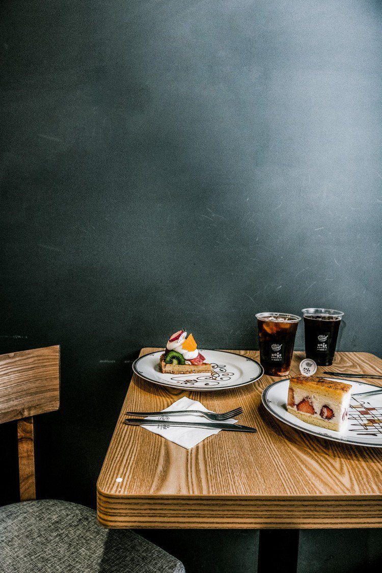 KOBE SWEETS CAFE的綜合水果塔與神戶卡士達奶油蛋糕，灰牆更可凸顯水果的色澤。攝影／美味拍手