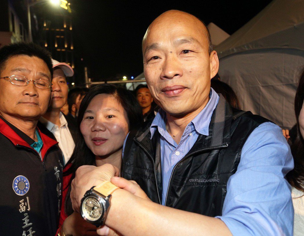 高雄市長韓國瑜手上的手表，是台北市議員壬世堅送的「父女表」。 圖／聯合報系資料照...