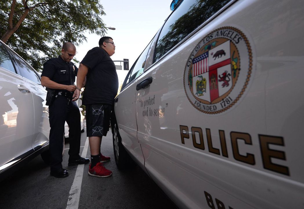 警方在洛杉磯街頭逮捕一名涉嫌偷竊的男子。一些民眾和法律專家認為，和街頭罪犯相比，...