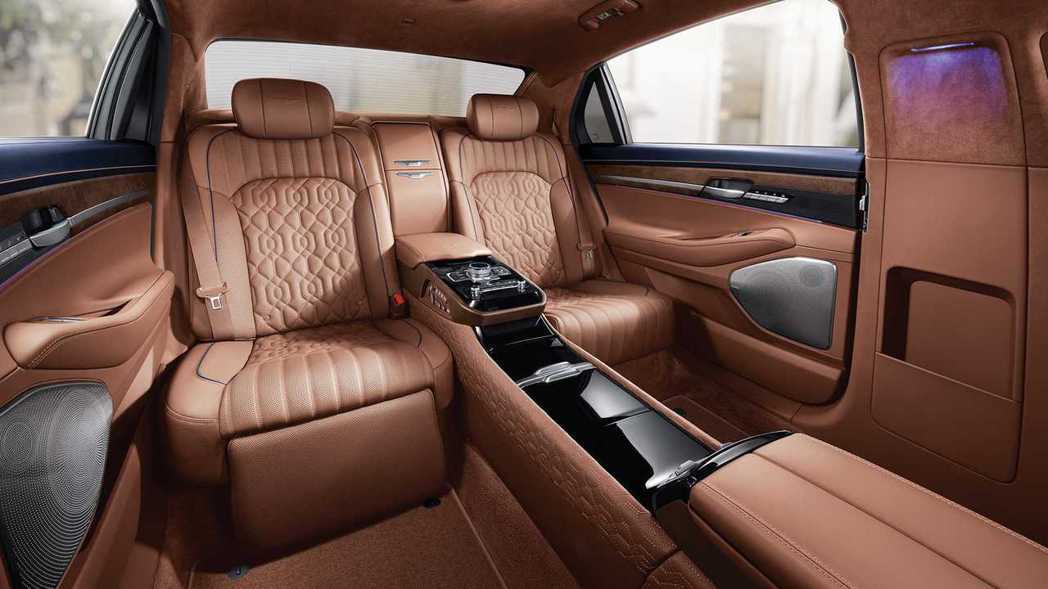 小改款Genesis G90 Limousine車室空間因為車型拉長而顯得更加寬...