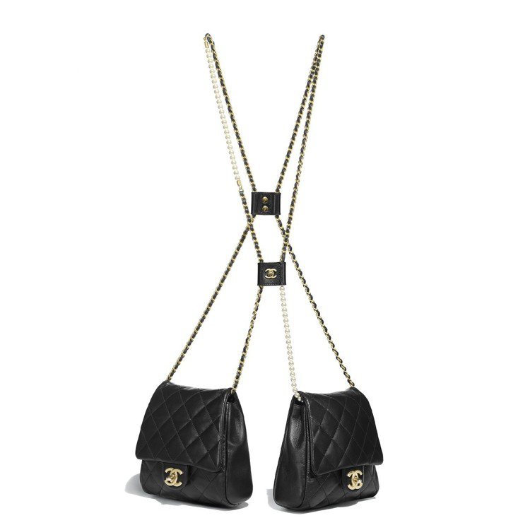 黑色釦式珍珠小款鍊帶雙包，25萬5,500元。圖／香奈兒提供