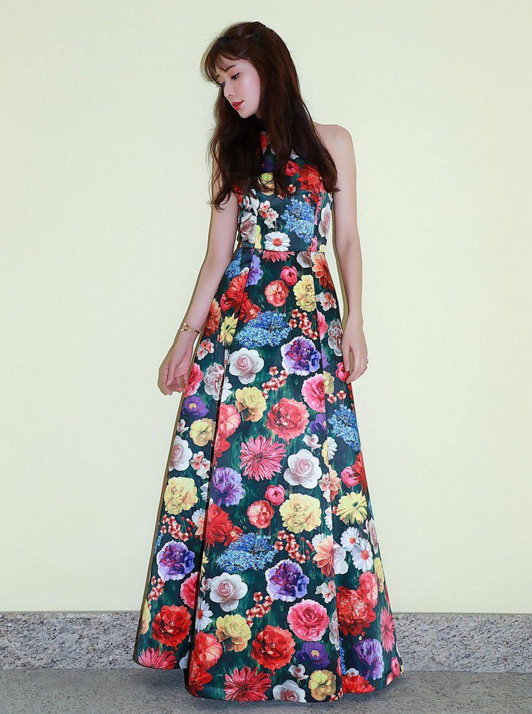林志玲穿著Alice+Olivia花園印花洋裝，33,900元。圖／Alice+Olivia提供