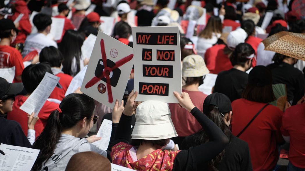 「我的生活不是你的Ａ片！」2018年的南韓反偷拍遊行。南韓偷拍女性、在網路上散布...