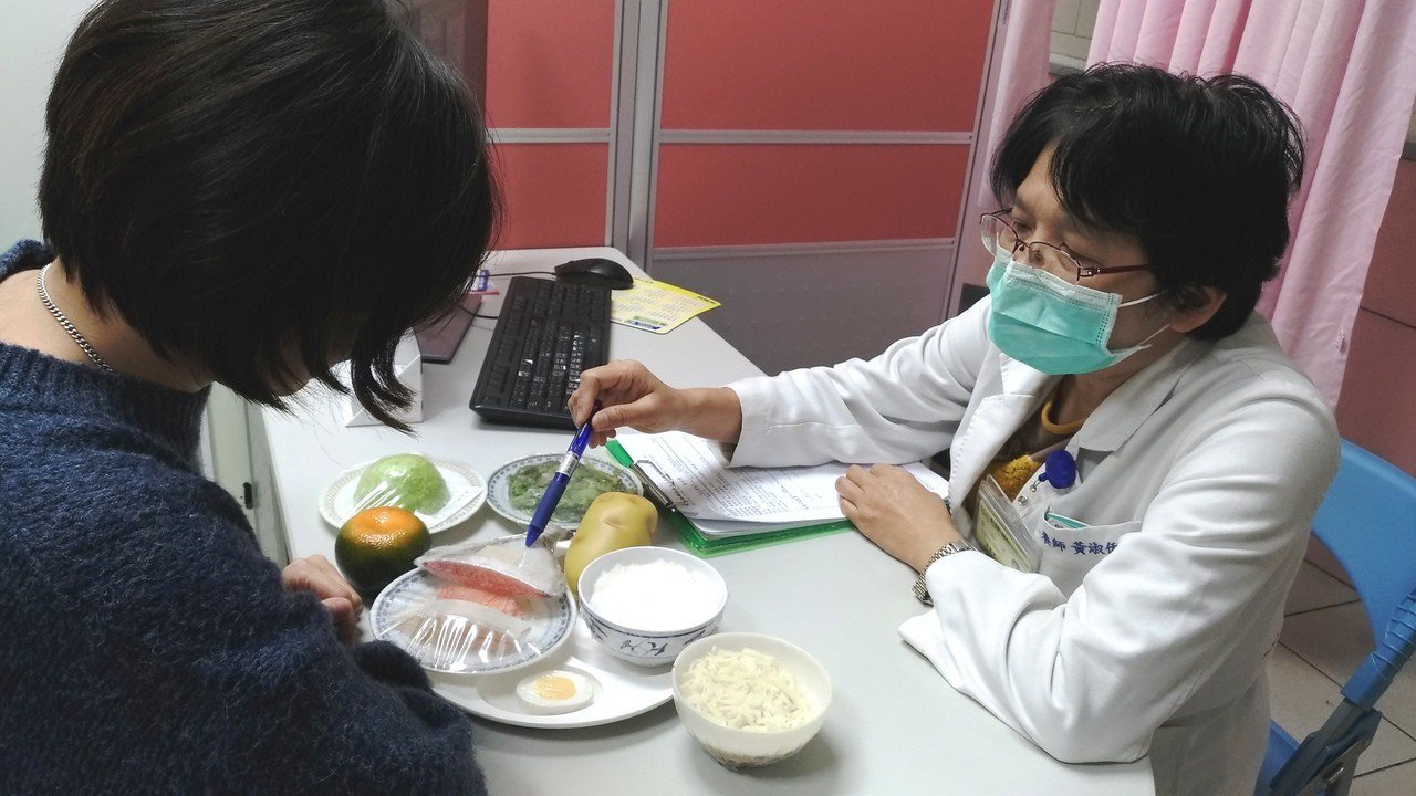 營養師提醒副食品的準備以自然、自製為首選。圖／台大醫院新竹分院提供
