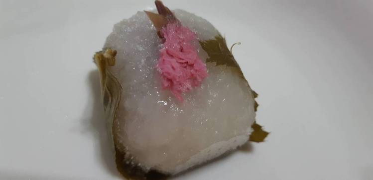 「源吉兆庵」的櫻餅有透明夢幻感。記者 柯意如／攝影