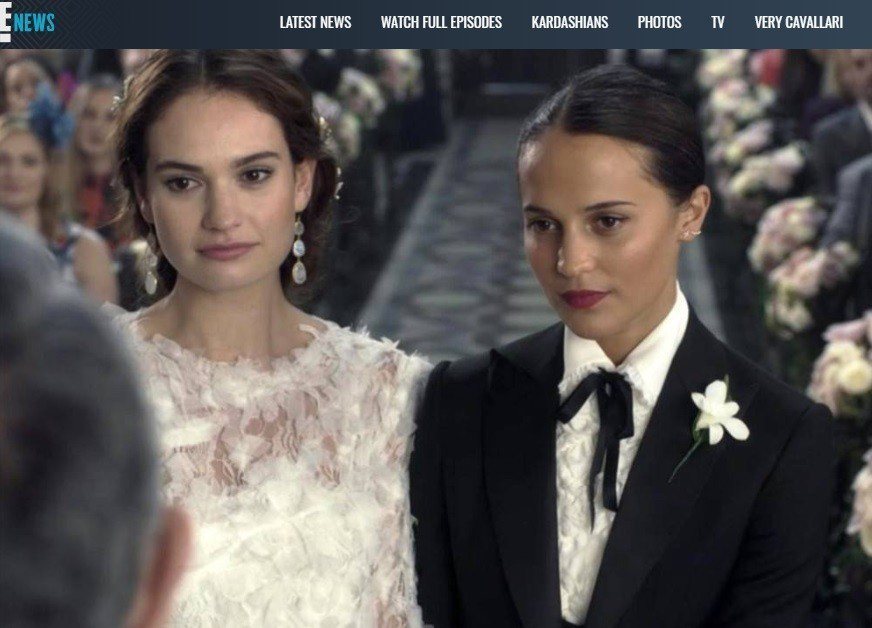 莉莉詹姆斯（左）與艾莉西亞薇坎德在續篇中舉行婚禮。圖／翻攝自E！News