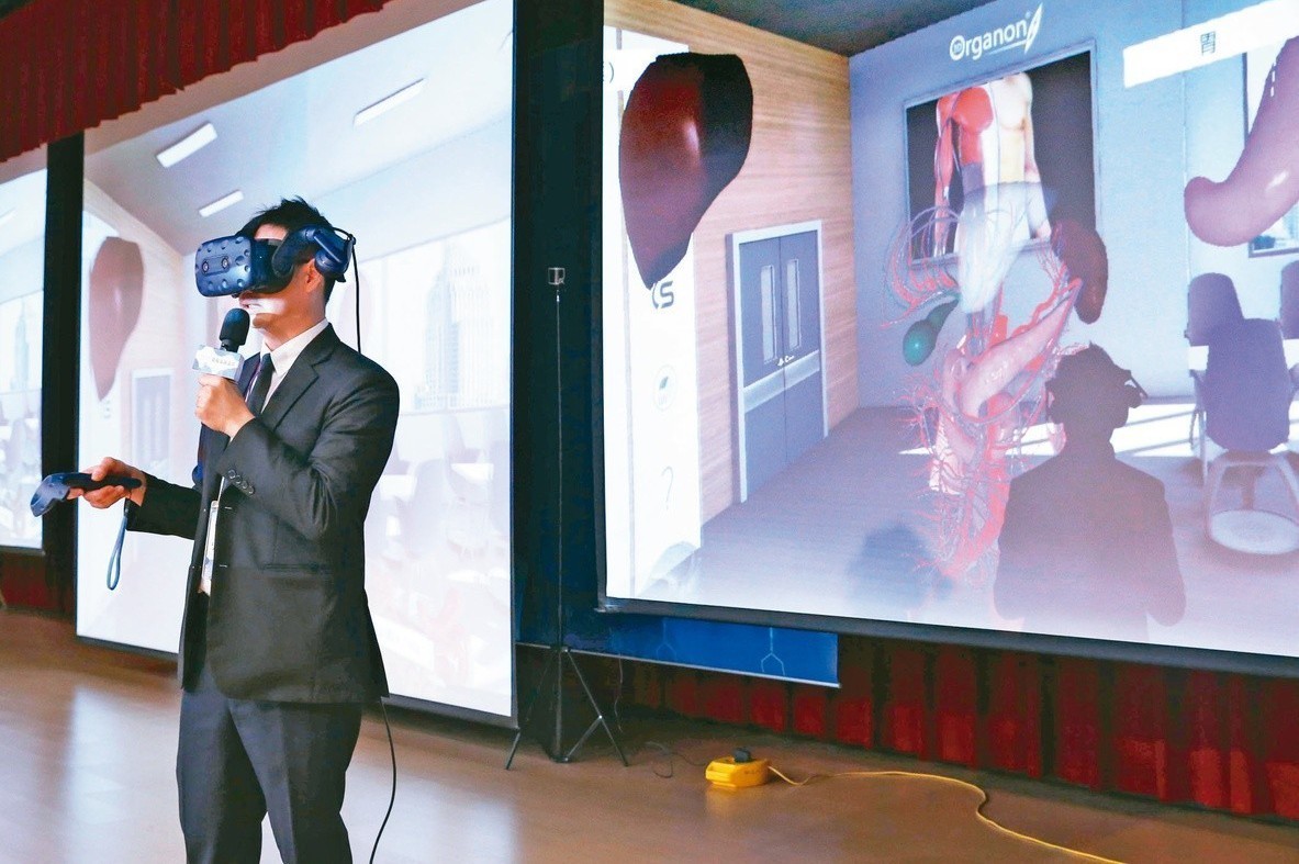 醫師解說病情正式進入虛擬實境（VR）時代，萬芳醫院一般外科主任張渭文示範，戴上VR頭盔，醫師與病患可以一起進入虛擬實境，看到器官構造與位置。