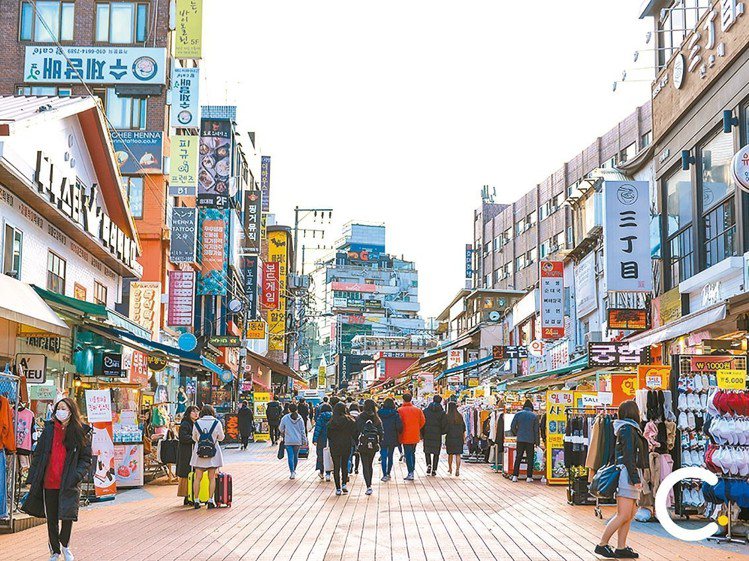 韓國熱門景點弘大商圈主街。圖／Creatrip提供