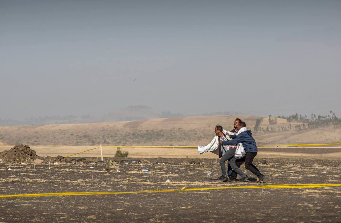 衣索比亞航空空難家屬在飛機失事地點附近，情緒激動。 圖／美聯社