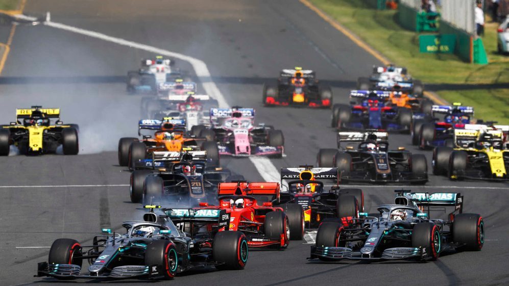 地主車手Daniel Ricciardo起跑時發生推擠，導致賽車鼻翼脫落。 摘自...