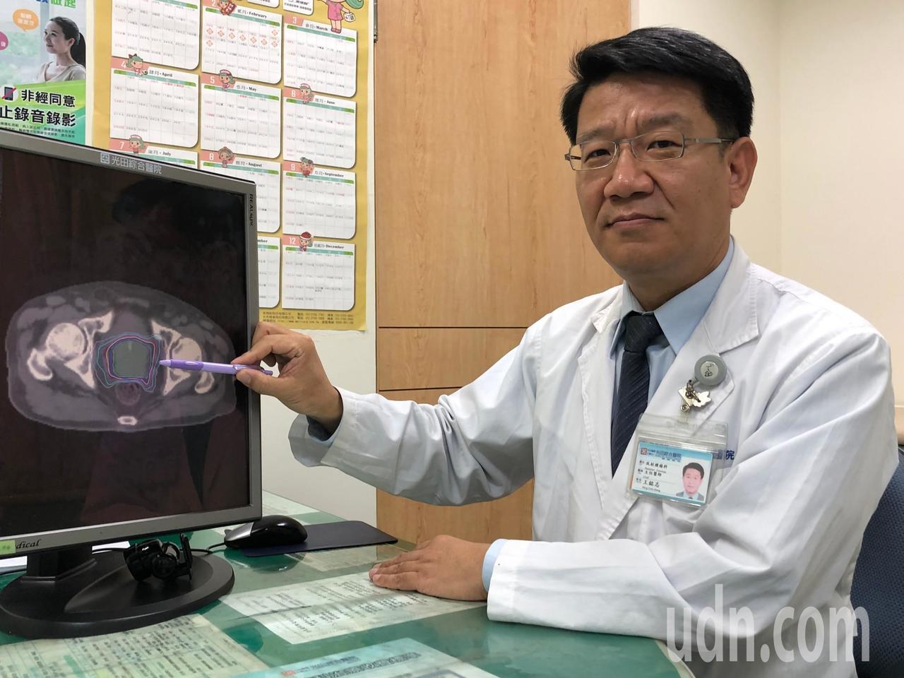 光田綜合醫院放射腫瘤科主任王銘志為患者規劃以導航式螺旋刀放射治療攝護腺癌。記者游振昇／攝影