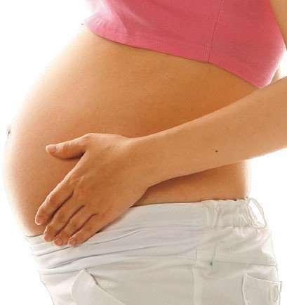醫師建議，懷孕前三個月避免化妝、塗指甲油、噴香水、染髮、喝酒，以免對胚胎發育造成不良影響。圖／本報資料照