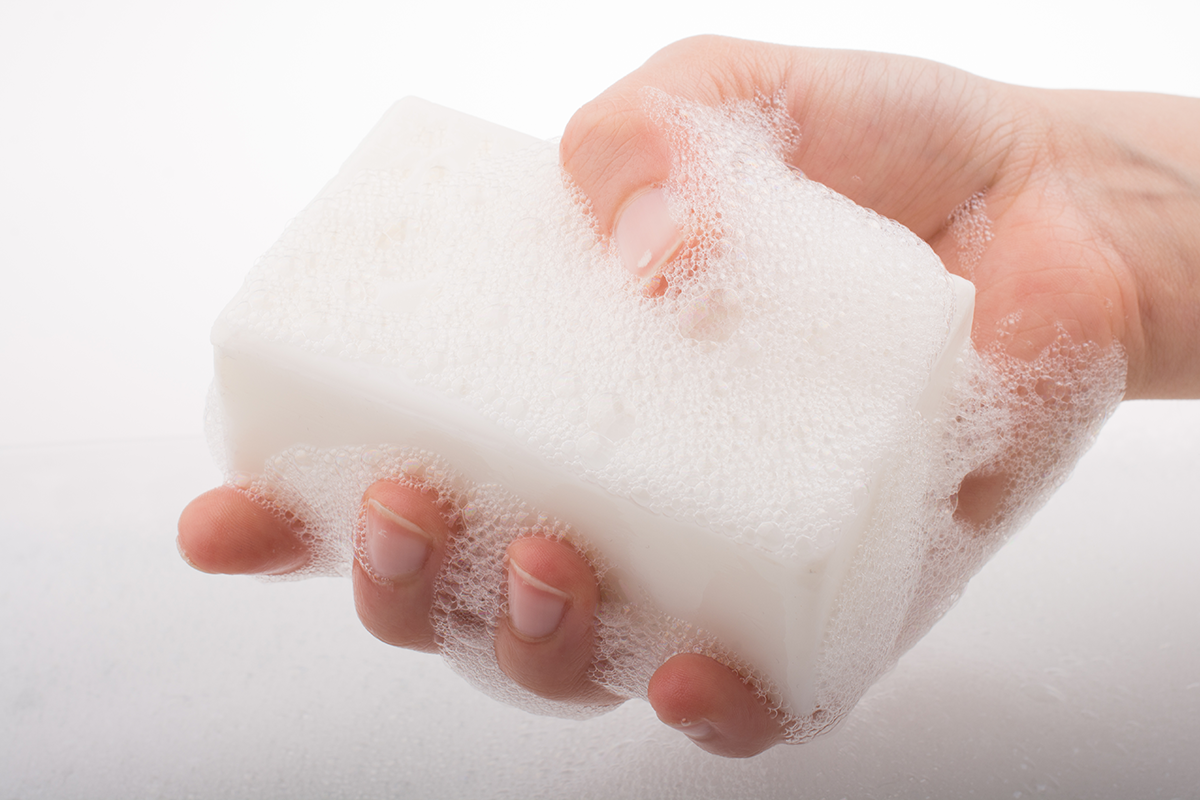 你會用肥皂洗手嗎？用肥皂洗手到底乾不乾淨？一般認為使用肥皂，特別是變軟爛的肥皂，可能會造成附著在上面的細菌傳播出去，反而讓手洗了比沒洗還髒，但是實際情況真是如此嗎？