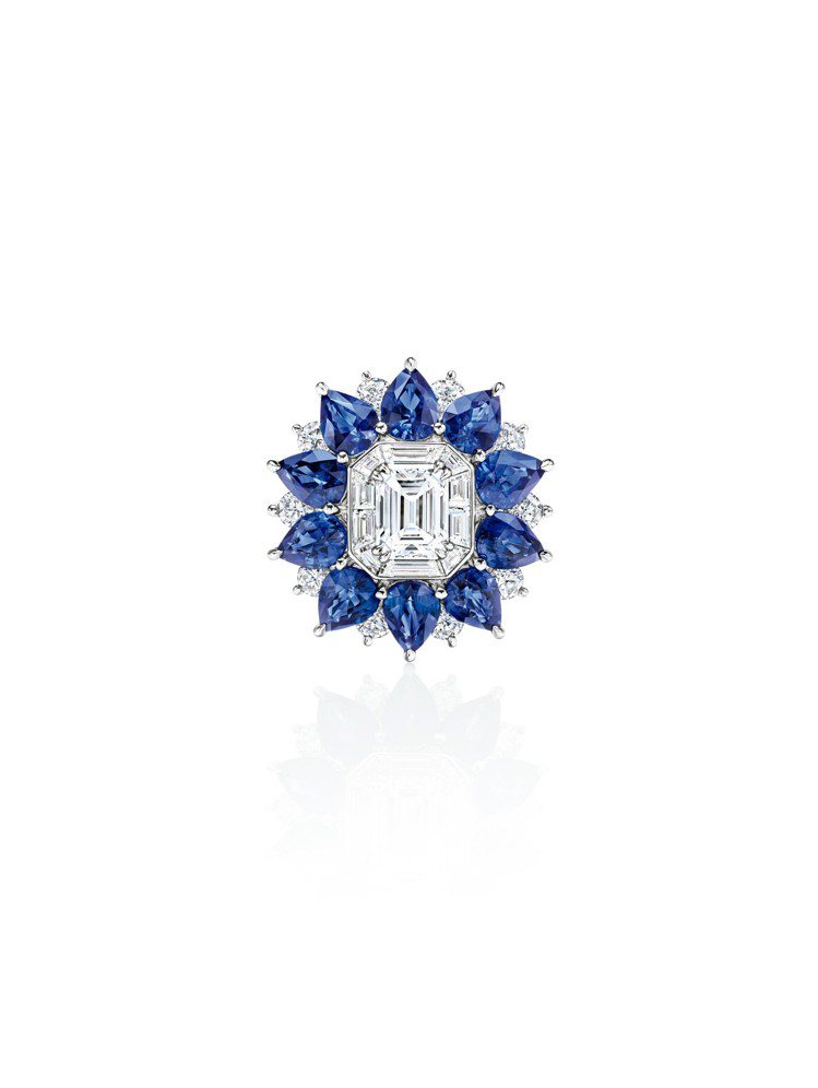 海瑞溫斯頓New York Collection718 Marble Marquetry藍寶石鑽石戒指，祖母綠型切工鑽石作為主石，搭配水滴形切工藍寶石，價格店洽。圖／Harry Winston提供