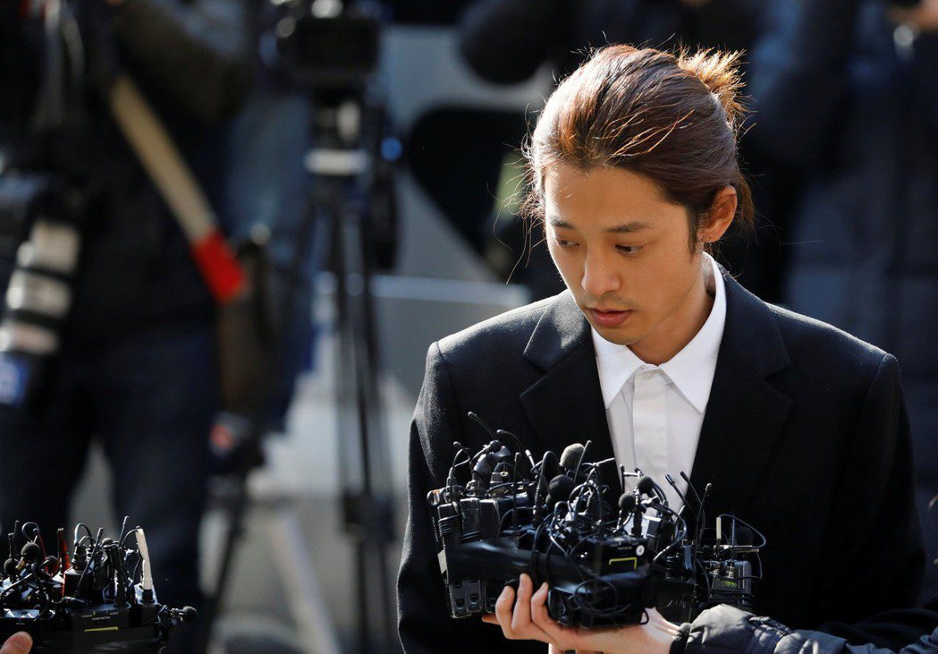 南韓藝人鄭俊英涉嫌散布偷拍的性愛影片，14日赴首爾警局應訊。（路透）
