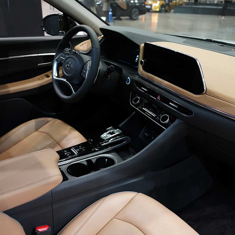 第八代Hyundai Sonata車室變得更加高級且舒適化。 摘自Hyundai