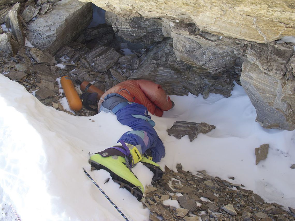 有些冰封遺體——如被稱為「綠靴子」、據稱為印度登山罹難者的遺體——甚至成為指引攻...