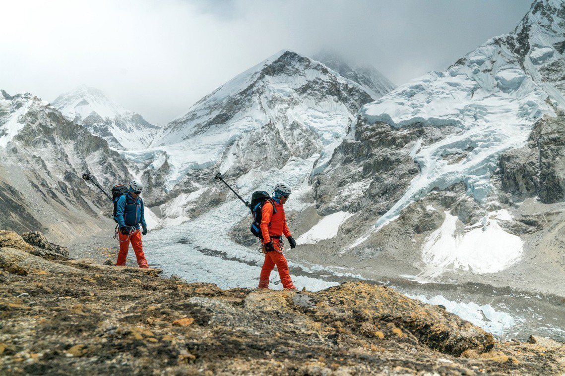 受到全球暖化衝擊，終年冰封的世界第一高峰「聖母峰」，近年來冰雪正快速消融中。 圖...