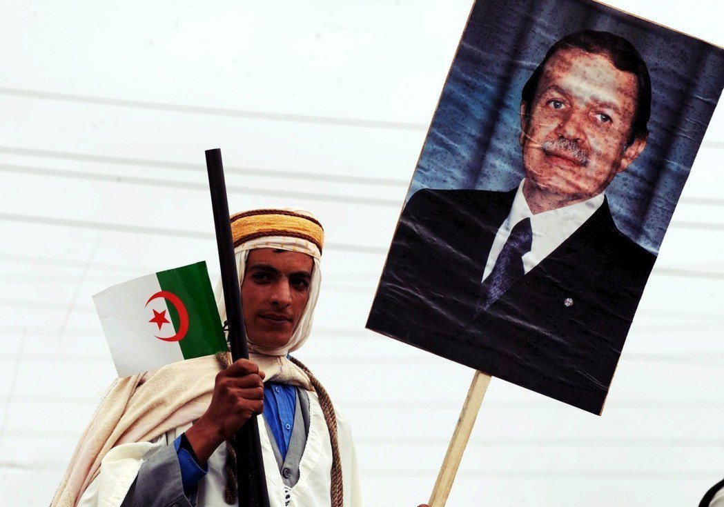 布特夫利卡過去，也曾是阿爾及利亞獨立戰爭的「革命戰士」。自從1962年擺脫法國殖...