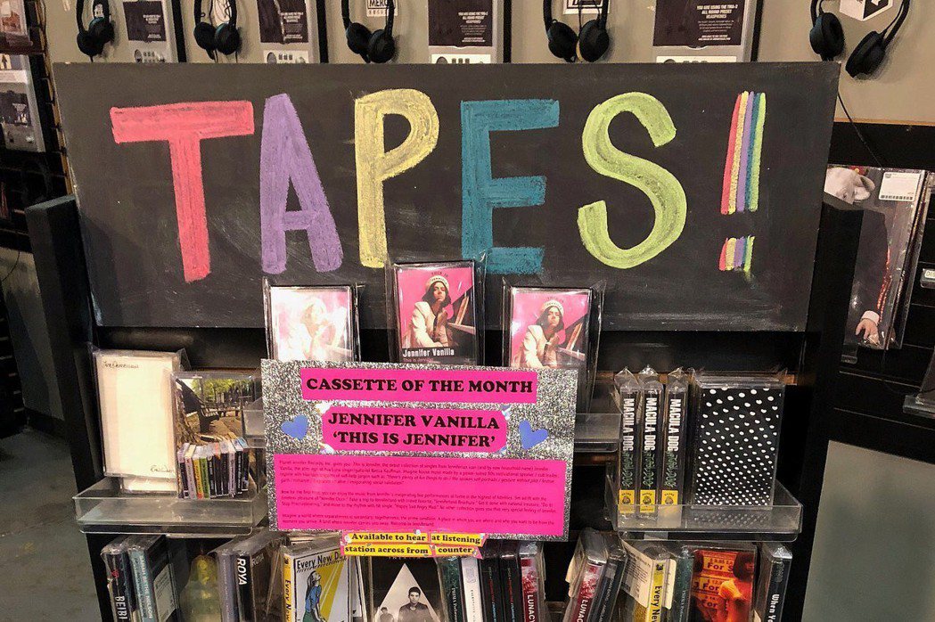 紐約店面裡的卡式錄音帶。 （路透）