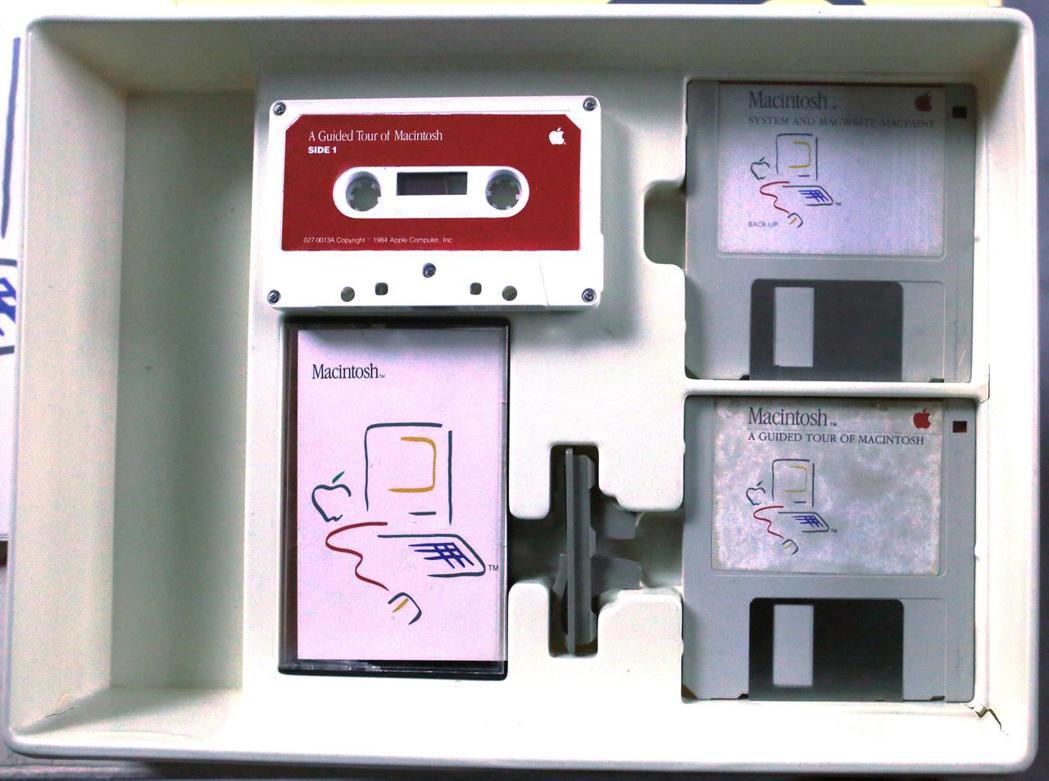 古董電腦博物館展出麥金塔電腦128K型號，裡頭就有錄音帶。 （路透）