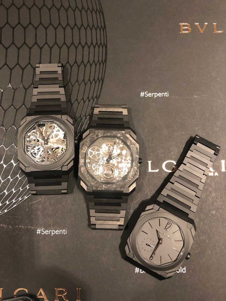 （由左至右）OCTO FINISSIMO鏤空陶瓷腕表，78萬7,000元；超薄鏤空陀飛輪碳薄層腕表，416萬元；自動上鍊陶瓷腕表，49萬8,200元。 記者孫曼／攝影
