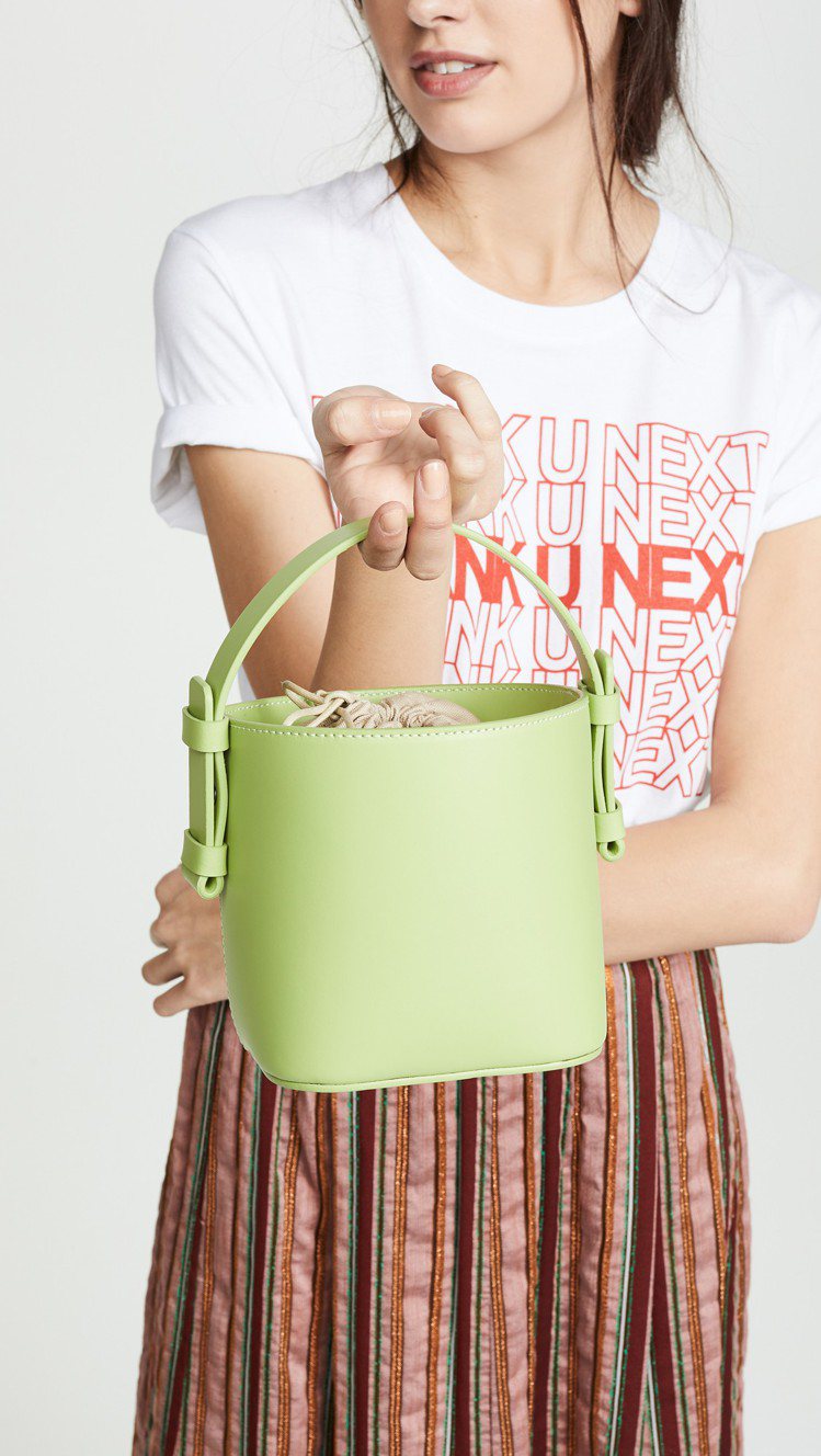 淡青草綠色的Nico Giani Adenia迷你桶包可搭配墨綠，豆綠，海水綠等綠色系服飾。圖／SHOPBOP提供