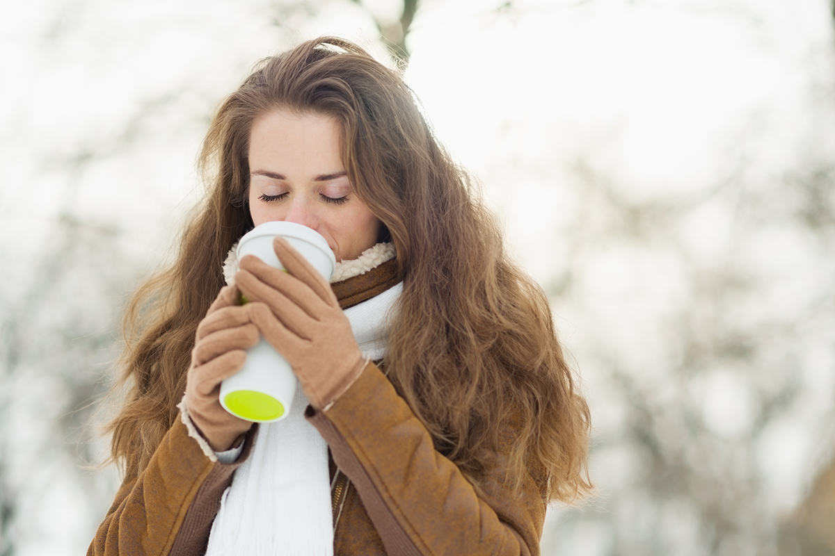 咖啡因會促使你排尿，而尿液比周圍溫度還高，這會減少身體的熱能，讓體溫下降。