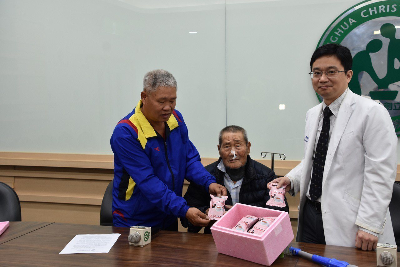 陳映澄醫師（圖右）代表醫療團隊貼心贈送「滴雞精」讓蕭火獅阿公（圖中）補身子。圖／彰基提供
