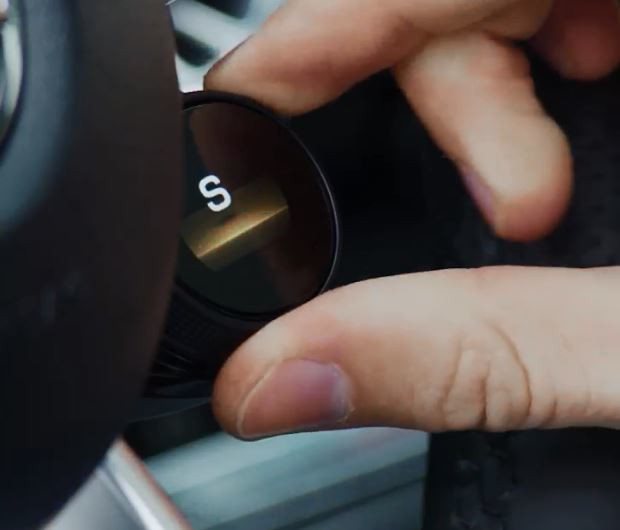 AMG A35方向盤下的模式旋鈕。 擷自Mercedes-Benz影片