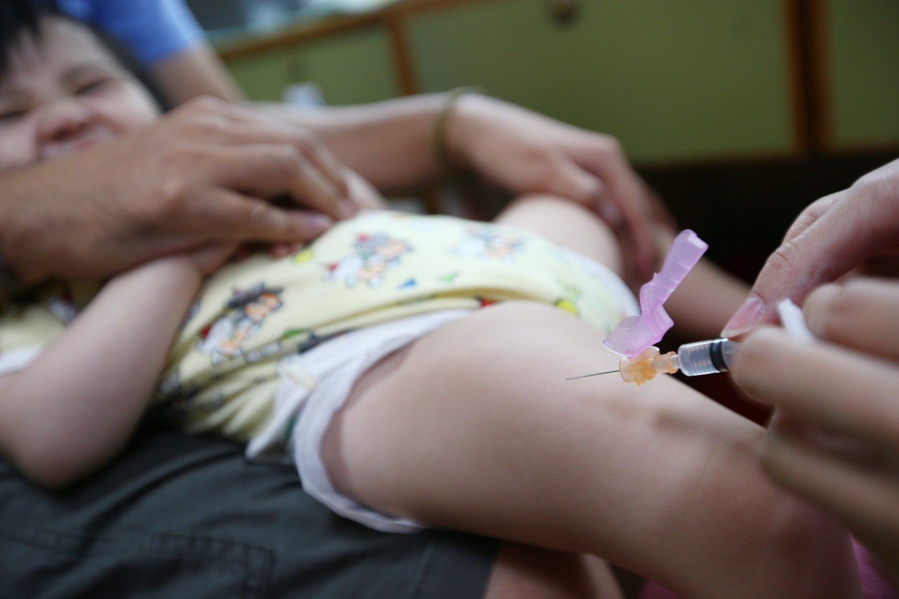 國內今年已累計10例百日咳個案，創四年同期新高，國內還有7700名2歲以下幼童，五合一疫苗未接種滿3劑基本劑。圖為接種疫苗示意圖。 本報資料照片