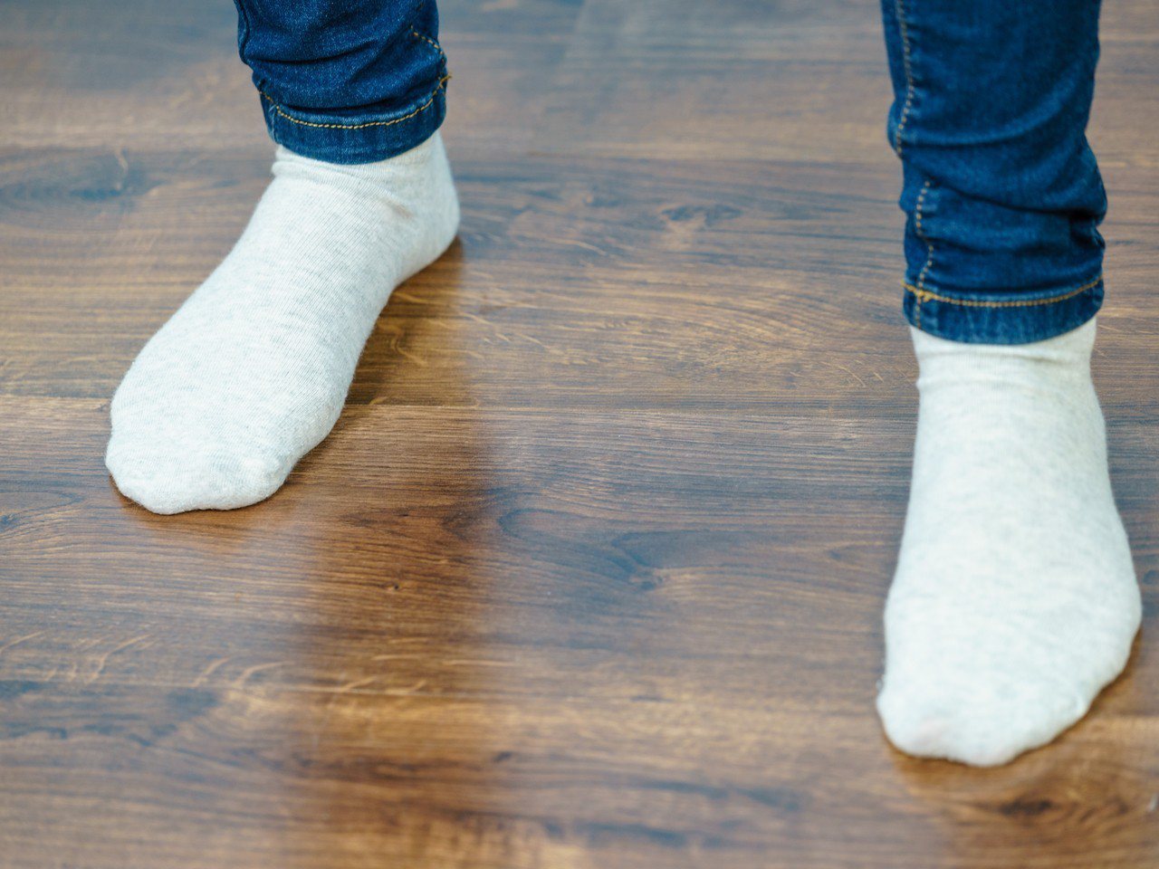 糖尿病患者因為神經病變而使末梢神經喪失感覺，除了要用眼睛多多觀察足部的狀況，在襪子的選擇上，也應特別注意選用白色或淡色的襪子。圖／ingimage