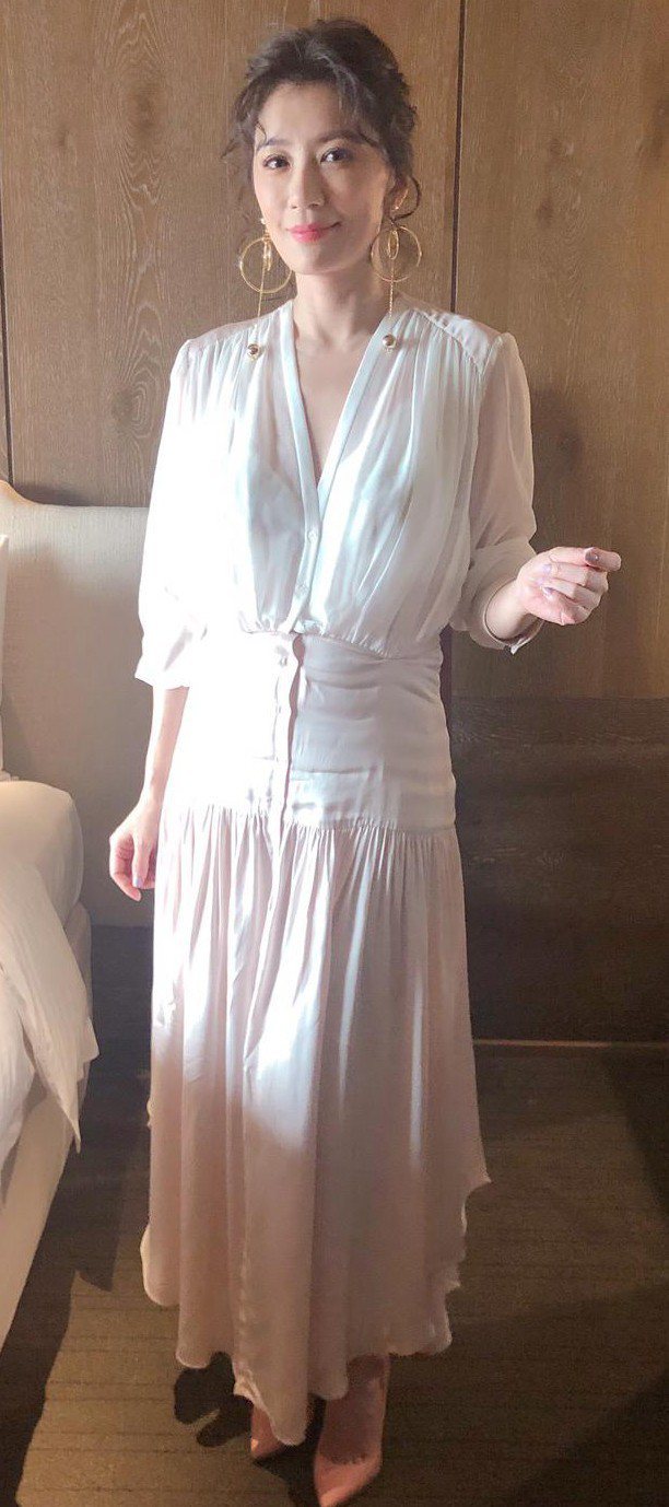 賈靜雯身著sandro 2019春夏系列出席電視劇《我們與惡的距離》首映記者會。圖／sandro提供