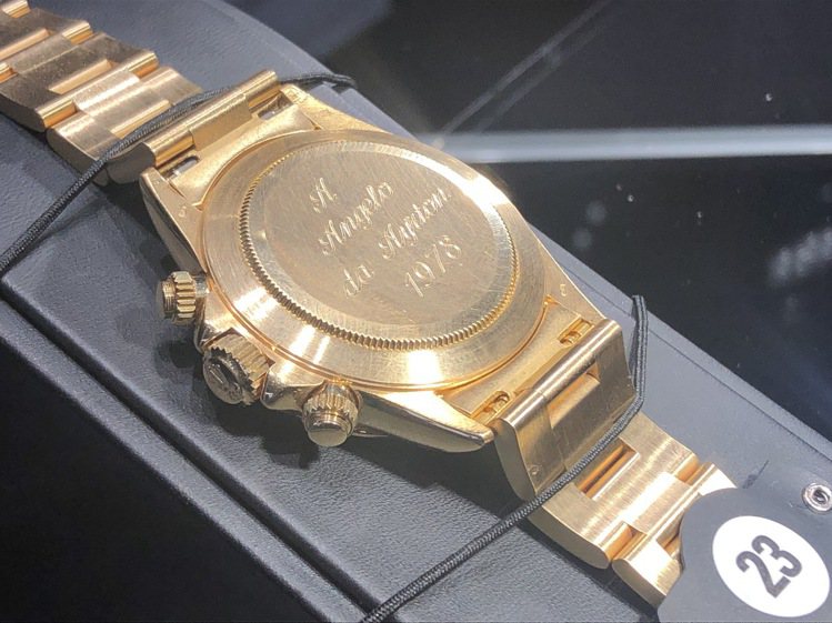車神洗拿於1988年贈與經紀人Angelo的勞力士蠔式迪通拿K金腕表，表底鐫刻腕表來歷，估價310萬元起，採無底價拍賣。記者孫曼／攝影