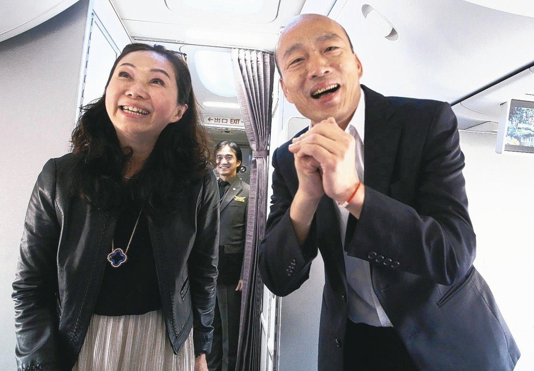 高雄市長韓國瑜結束七天港澳大陸參訪行程，搭機返回高雄。 記者劉學聖／攝影