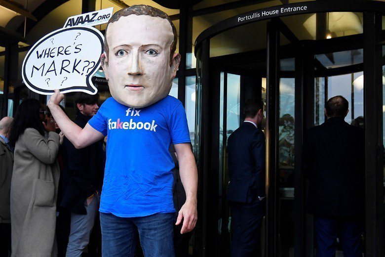 2018年底，英國民間組織諷刺臉書執行長馬克・佐伯格拒絕參與英國國會所舉辦的假新聞聽證會，無意積極改善臉書的假新聞問題。 圖／路透社