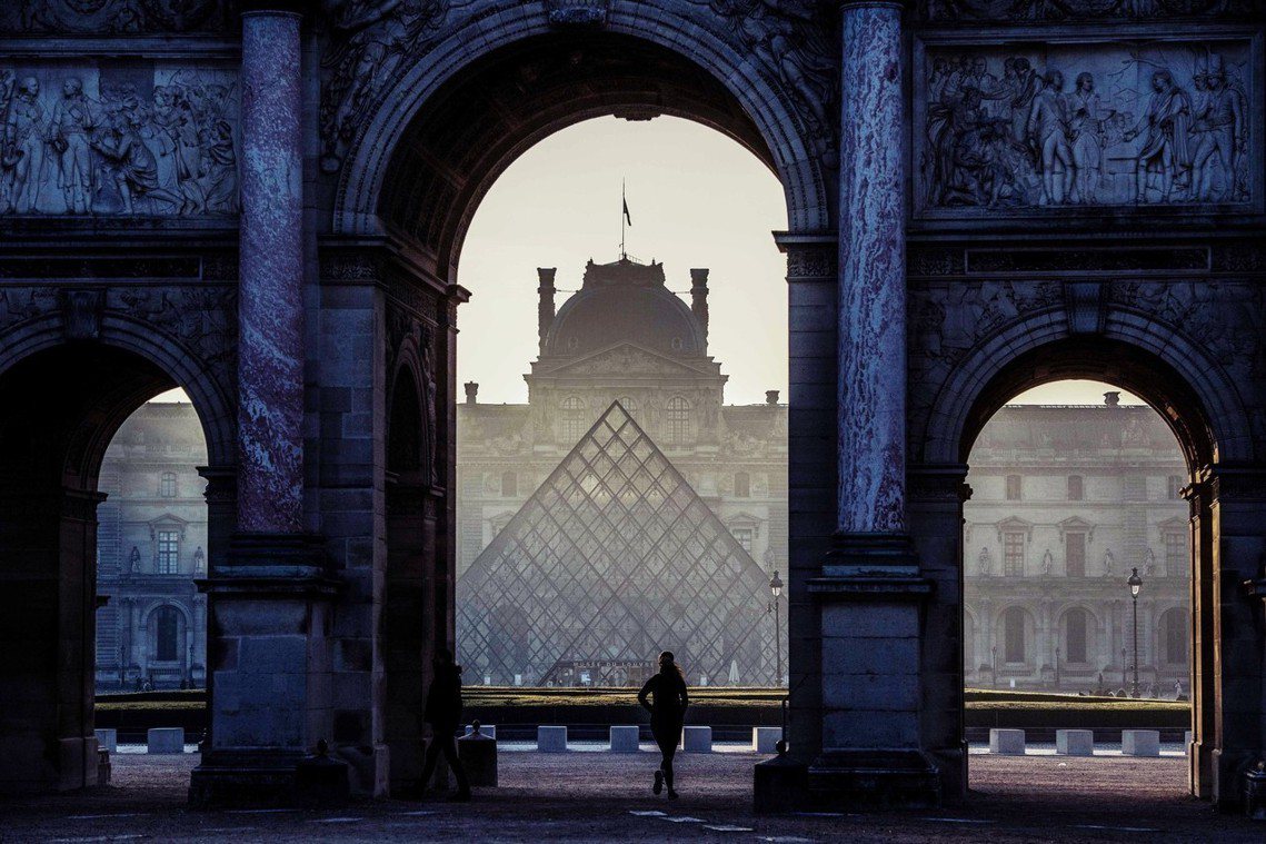 在古色古香的羅浮宮面前，擺上現代前衛的玻璃金字塔建築，不倫不類嗎？經過數十年，巴...