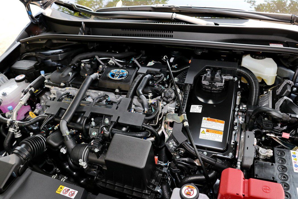 原廠代號2ZR-FXE的直列4缸1.8升VVTi Atkinson循環引擎。 記...