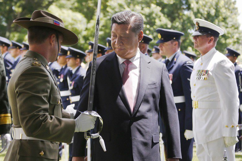 2014年G20峰會在澳洲坎培拉。澳洲軍官引導中國國家主席習近平檢閱禮賓儀隊。 圖／路透社