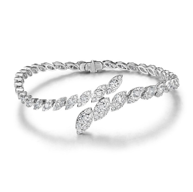 AERIAL BREEZE手環，白K金鑲嵌鑽石總重約4.8克拉，45萬5,000元。圖／HEARTS ON FIRE提供