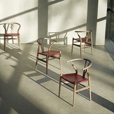 丹麥國寶家具「Y Chair」有全新奢華版　坐墊改用羊皮，向威格納大師致敬