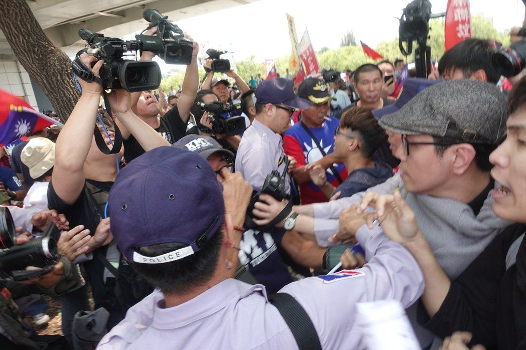 韓國瑜座車離開機場時，場外爆發獨派團體與韓粉肢體衝突。圖／聯合報系資料照片