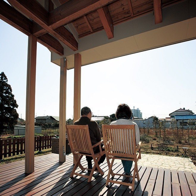 寬敞的木甲板，是夫妻兩人退休後談心、放鬆曬太陽的重要空間。（圖片來源：協和Hou...