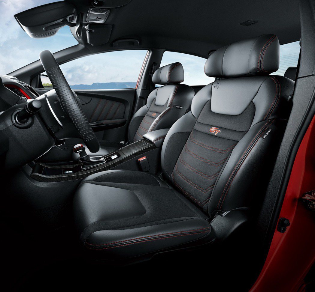 S5 GT225全新搭載跑車座椅，以及超跑教父水野和敏專為女性設計的「女王級副駕...