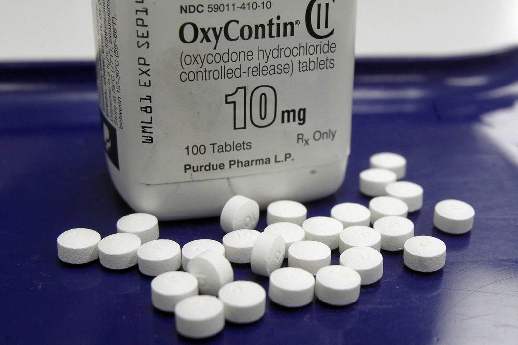 OxyContin，又稱為奧施康定、疼始康定，1995年問世的止痛特效藥，但也引...