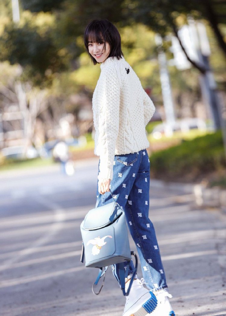 宋茜選用可愛的Goya石藍色小牛皮後背包，售價81,000元。圖／LOEWE提供
