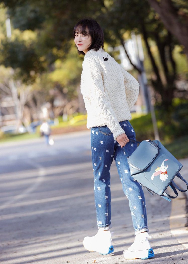 宋茜選用可愛的Goya石藍色小牛皮後背包，售價81,000元。圖／LOEWE提供
