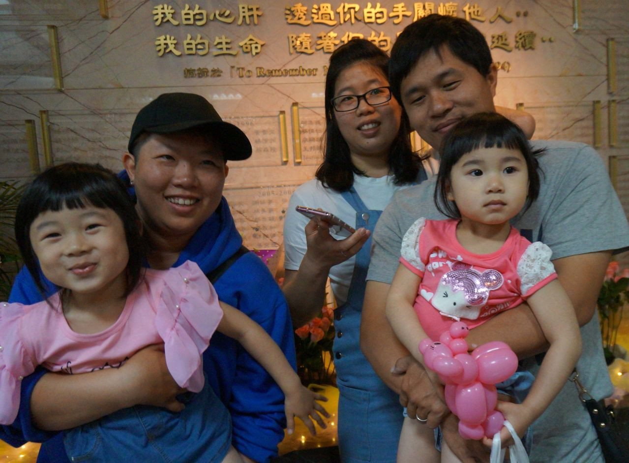 器捐者李美慧的女兒林鷹君（左二）與林艷君（中）帶著小孩來追思李美慧。記者趙容萱／攝影