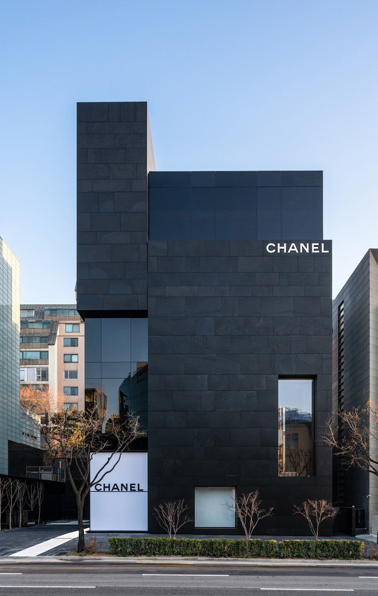 新開幕的江南區狎鷗亭羅德奧街店，是香奈兒首爾首家旗艦店，寬敞的7層建築擁有俐落極簡的黑色外觀。圖／香奈兒提供